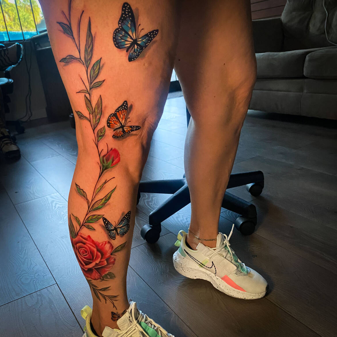 flores-pierna-tatuaje.jpg