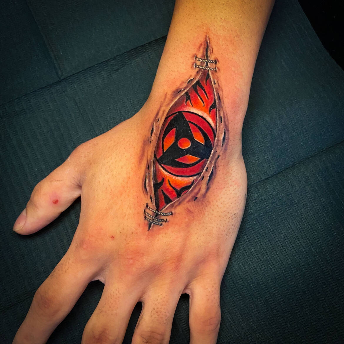 ojo-tatuaje-mano.jpg